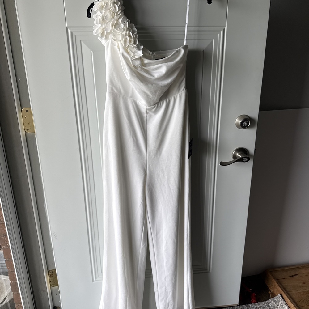 NWT Lulu's HJ5986 Ivory Floral Applique One-Shoulder Jumpsuit Small Bridal